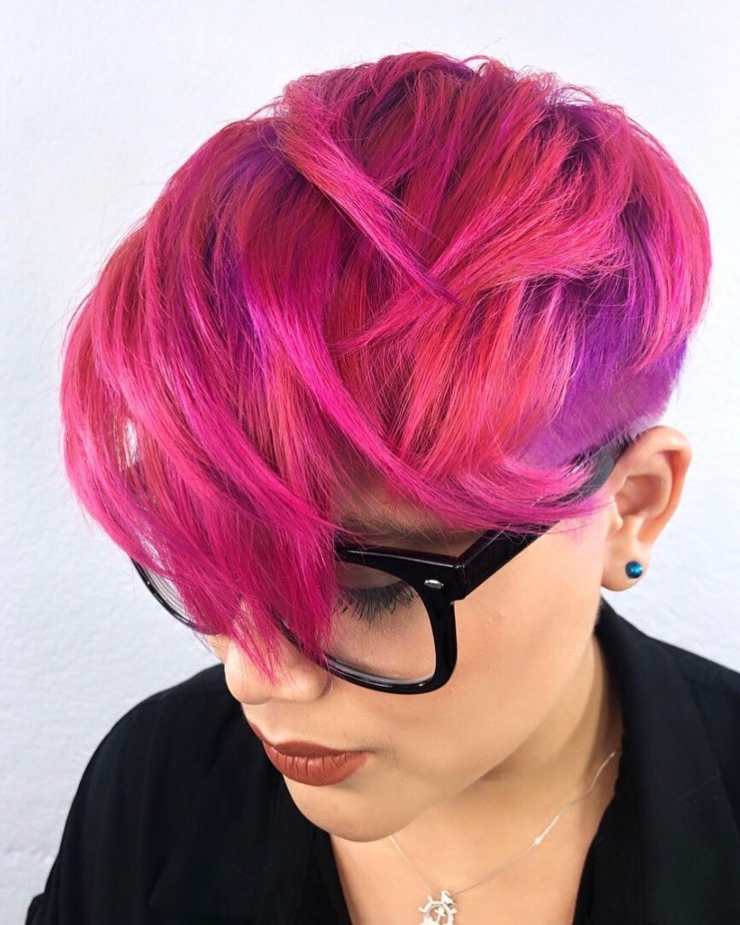 Viva magenta sui capelli, il colore dell'estate