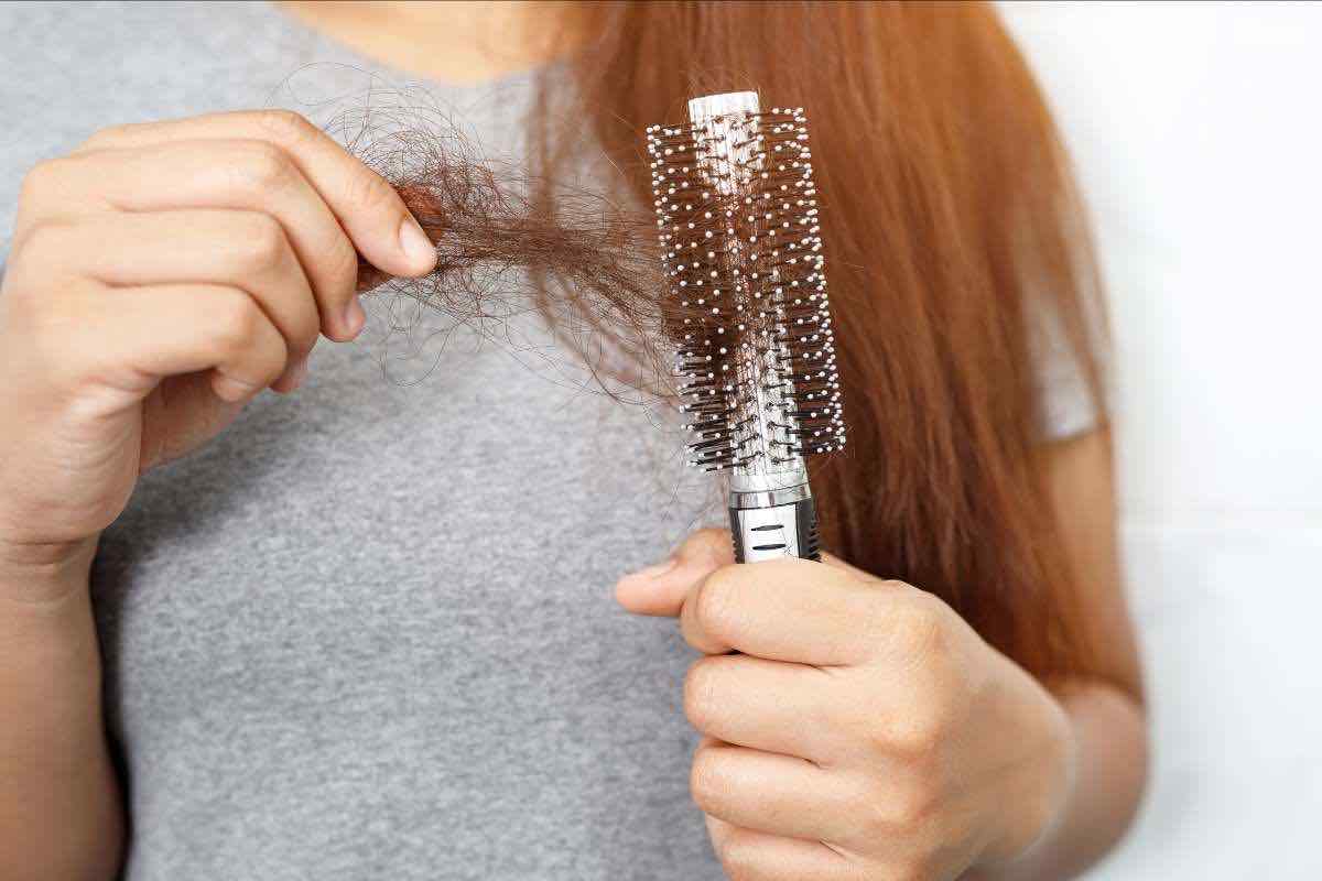 I trucchi per non spezzare i capelli con la spazzola