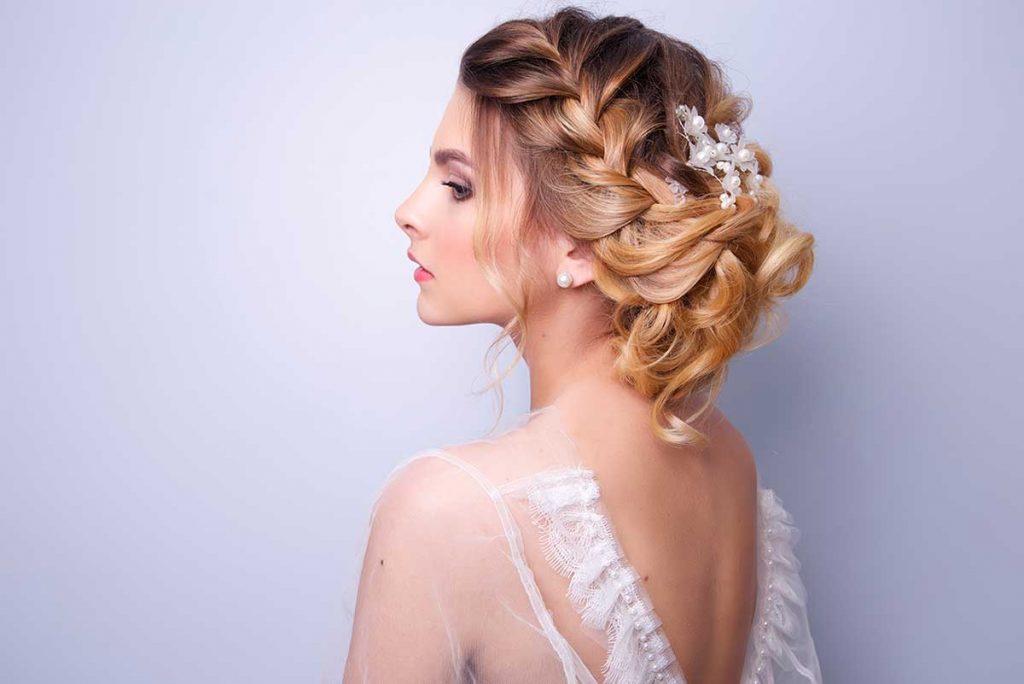 Semiraccolto semplice con accessorio vintage.